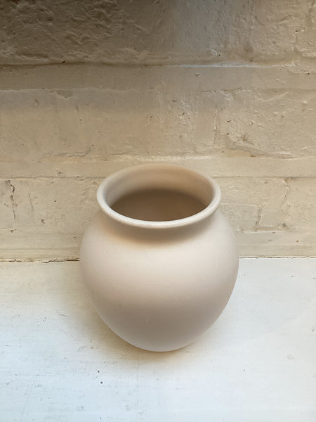 Vase with lip